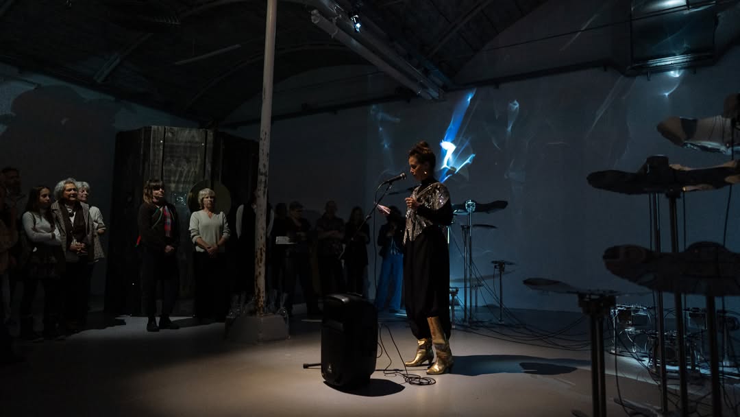 Gisteren opende de groepstentoonstelling ‘Inner Orbits, Cosmic Motion’ met kunstwerken van Lucie